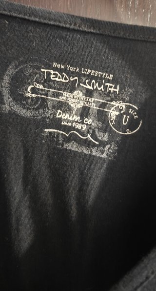 Camiseta negra con estampado de cebras y flecos