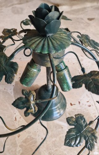 Lampadario in ferro battuto lavorato a mano.