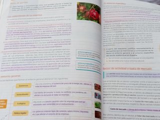 Economía y emprendimiento. 4 Secundaria. Revuel...