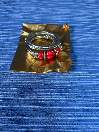 Pulsera rígida con cuentas rojas y plateadas