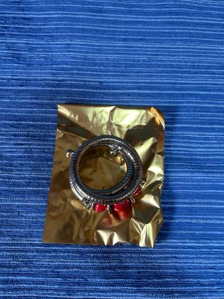 Pulsera rígida con cuentas rojas y plateadas