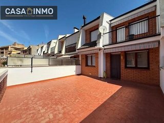 Casa adosada en alquiler en Barbastro
