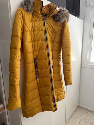 Chaquetón amarillo con capucha y pelo