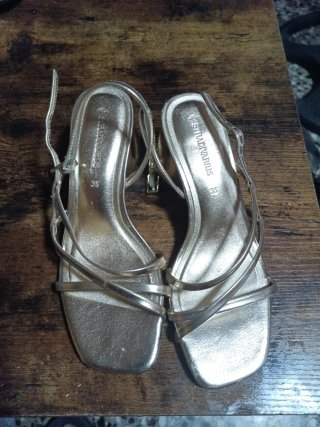 Sandalias Stradivarius doradas talla 35