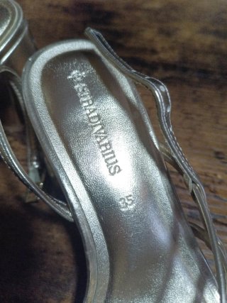 Sandalias Stradivarius doradas talla 35
