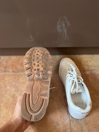 Zapatillas deportivas blancas básicas