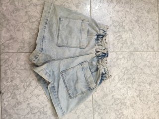 Pantalón vaquero corto desgastado