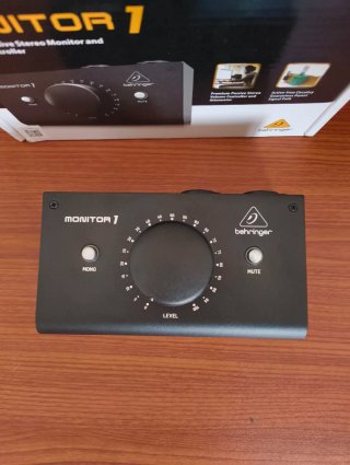 Behringer Monitor 1
