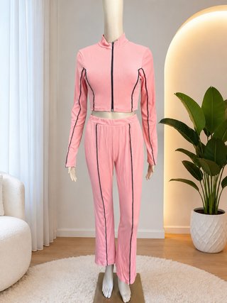 Conjunto deportivo rosa con ribete negro