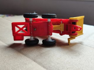 Tractor de juguete con cinta transportadora