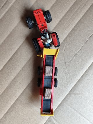 Tractor de juguete con cinta transportadora