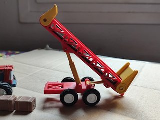 Tractor de juguete con cinta transportadora