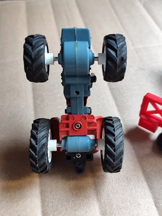 Tractor de juguete con cinta transportadora