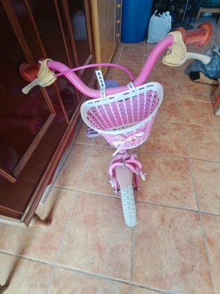 Bicicleta infantil rosa con cesta