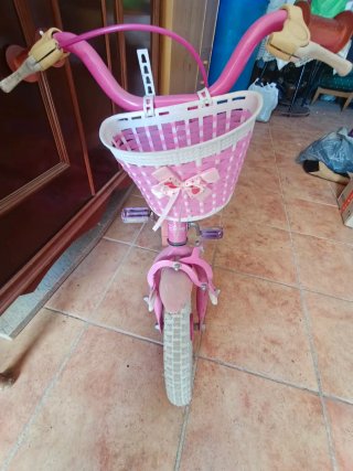 Bicicleta infantil rosa con cesta
