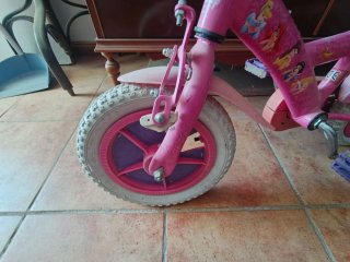 Bicicleta infantil rosa con cesta