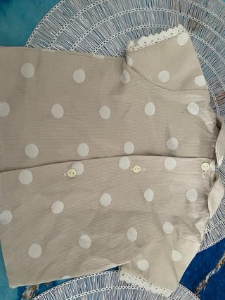 Conjunto bebé lunares beige y blanco
