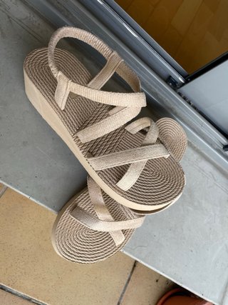 Sandalias Beige Elásticas Trenzadas Talla 40