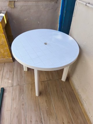 Mesa redonda de plástico blanco