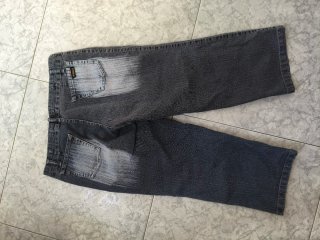 Pantalón capri vaquero desgastado