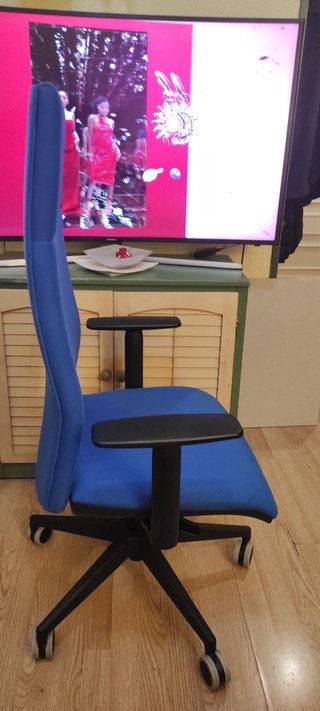 Silla ergonómica de oficina azul