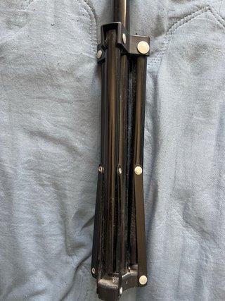 Trípode negro plegable