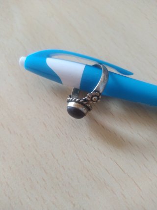 Anello con pietra rossa e dettagli argento