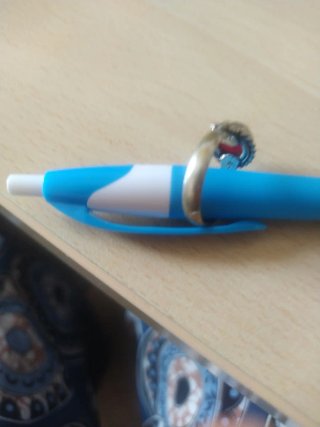 Anello con pietra rossa e dettagli argento