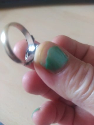 Anello con pietra rossa e dettagli argento