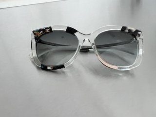 Gafas de sol grises y multicolor