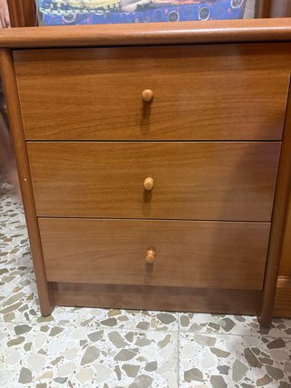 Mesita de noche de madera
