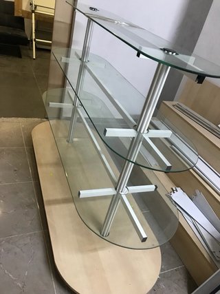 Góndolas de cristal y estantes madera