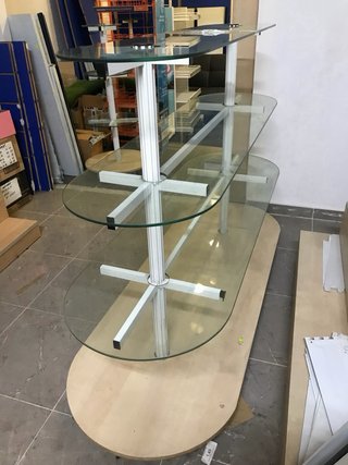 Góndolas de cristal y estantes madera