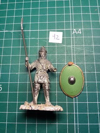Figura de plomo guerrero con lanza y escudo