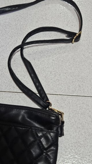 Borsa nera trapuntata a tracolla