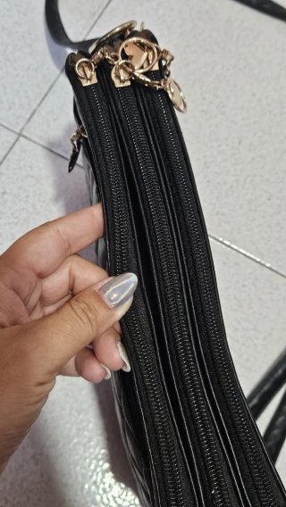 Borsa nera trapuntata a tracolla