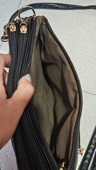 Borsa nera trapuntata a tracolla