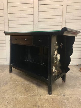 Mueble mostrador  oriental negro con detalles