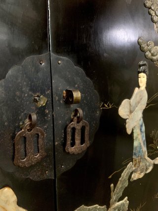 Mueble mostrador  oriental negro con detalles
