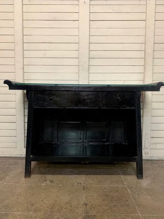 Mueble mostrador  oriental negro con detalles