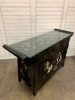 Mueble mostrador  oriental negro con detalles