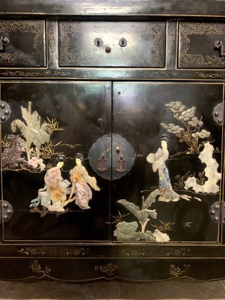 Mueble mostrador  oriental negro con detalles