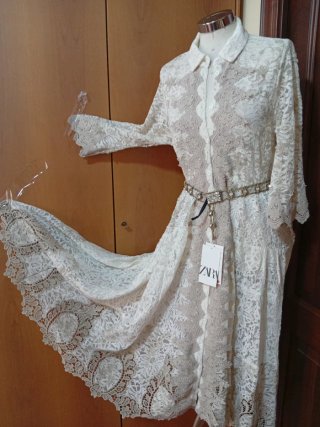 Abito pizzo bianco e beige con cintura Zara