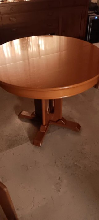 Mesa de comedor redonda de madera