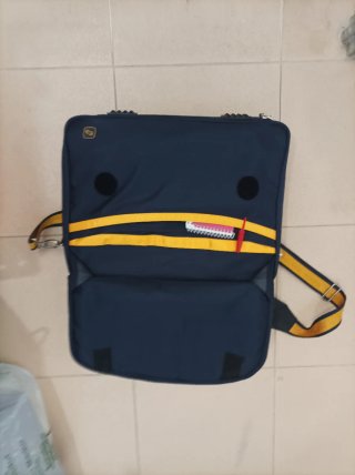 Maletín médico azul y amarillo