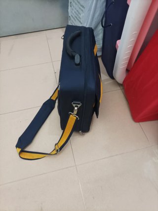 Maletín médico azul y amarillo
