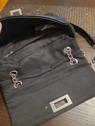 Bolso negro acolchado con cadena