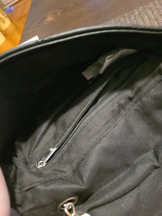 Bolso negro acolchado con cadena