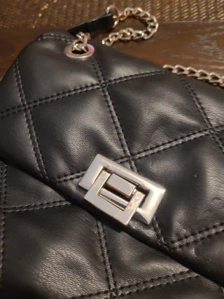 Bolso negro acolchado con cadena