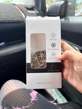 Funda iPhone 16 Pro con correa sin usar